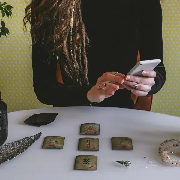 combien gagne un tarologue par téléphone ? Chiffres et tendances! combien gagne un tarologue par téléphone ? Chiffres et tendances!