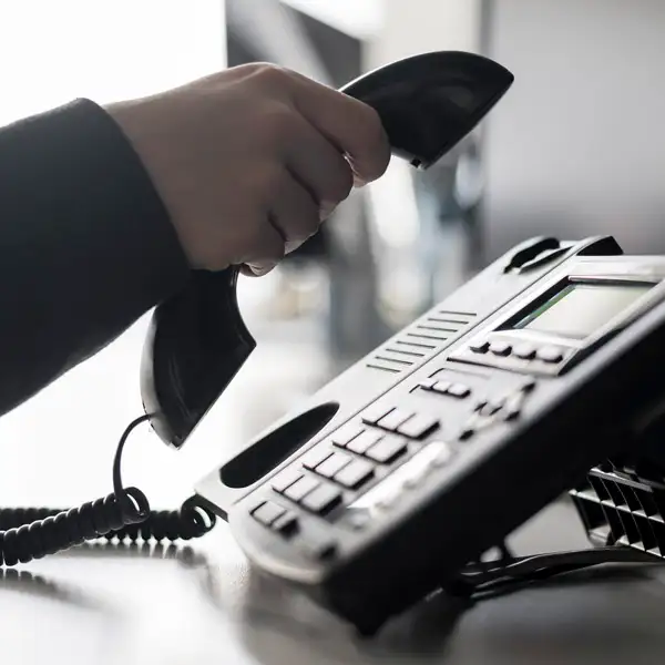 ¿De dónde es el prefijo telefónico 900 y por qué lo usan las empresas en España?