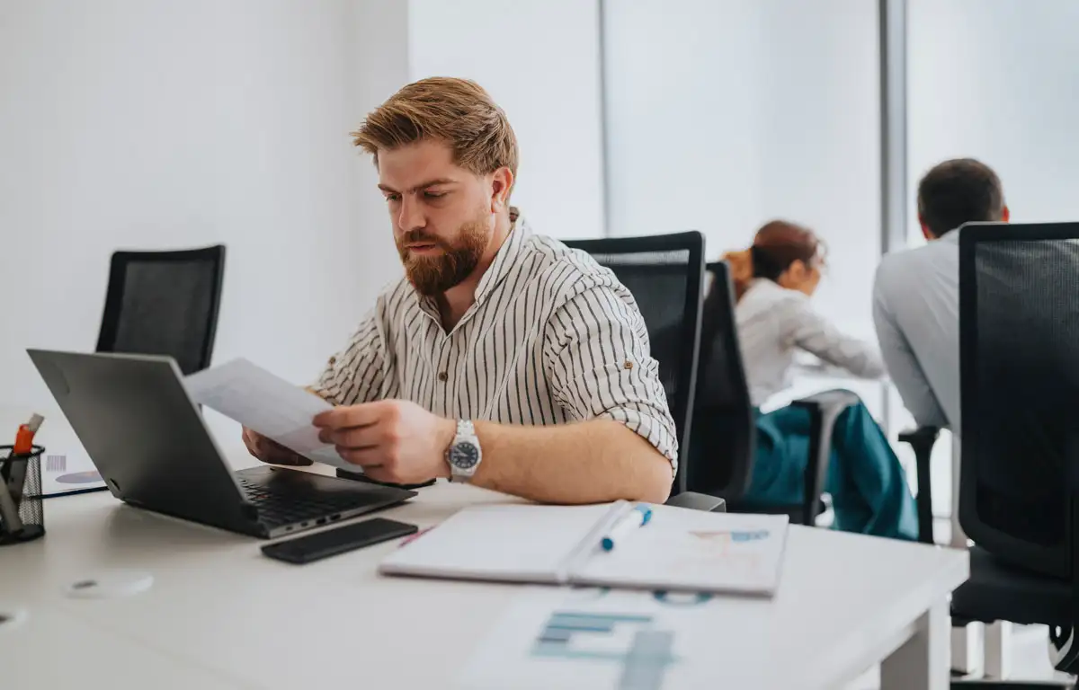 ¿Por qué no hay número 807 SEPE en España?