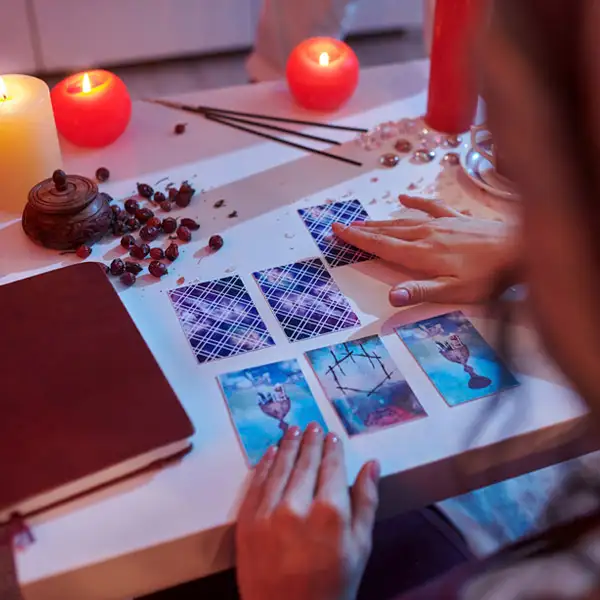 Ganar dinero con el tarot: ¿es mejor WhatsApp, videollamada o línea 806?